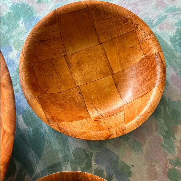 1970’s Weaved Wood 14” Salad Bowl with 4 - 8” bowls - Picture 7 of 11